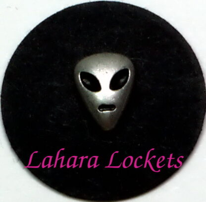 This floating charm is the head of a silver alien and is compatible with all memory lockets.